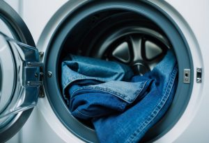 Jeans in der Waschmaschine